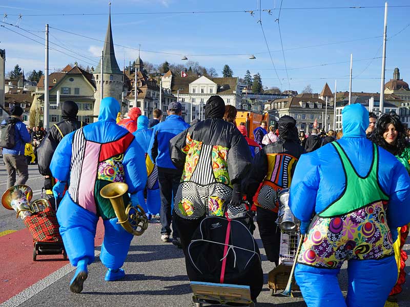 onderwägs am schmotzige donschtig